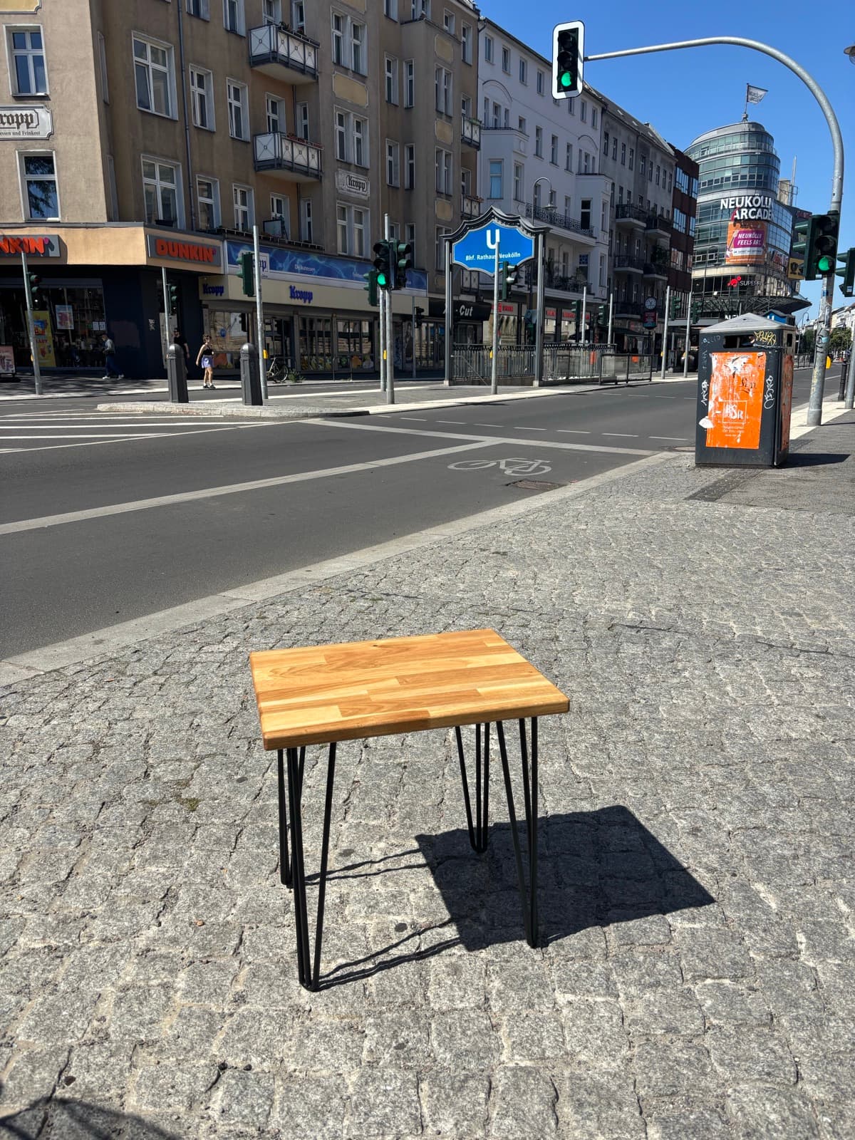 Der Standardtisch auf dem Gehweg vor dem Rathaus Neukölln